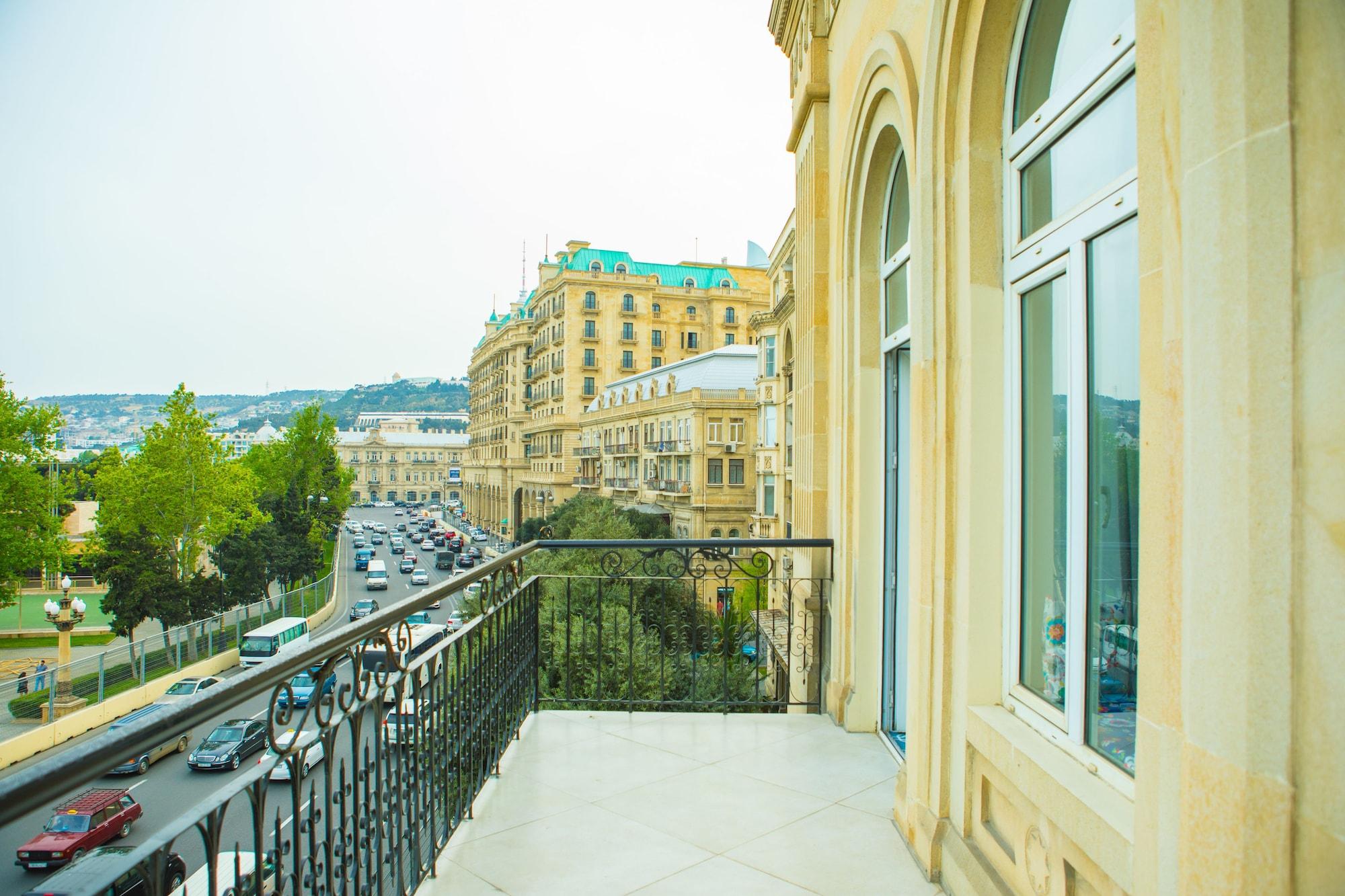 Promenade Hotel באקו מראה חיצוני תמונה A balcony in Baku, Azerbaijan