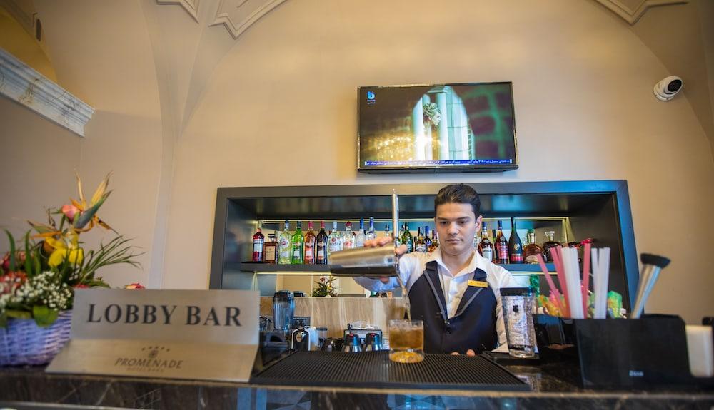 Promenade Hotel באקו מראה חיצוני תמונה A bartender at work