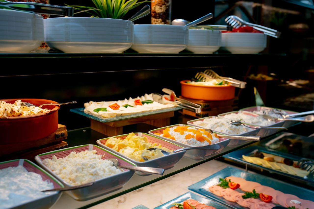 Promenade Hotel באקו מראה חיצוני תמונה A buffet at a restaurant