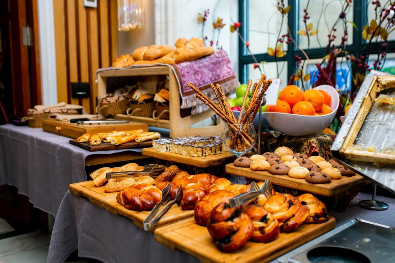 Promenade Hotel באקו מראה חיצוני תמונה A buffet table with a selection of bread and pastries